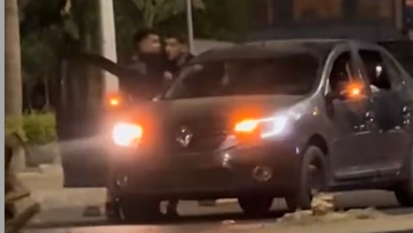 الحقوني.. صرخة فتاة تثير الجدل بعد محاولة شباب اصطحابها بالقوة