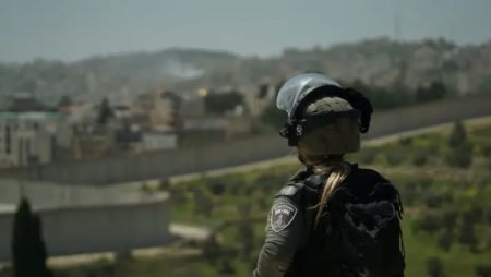 فضيـ.حة تهز الشرطة الإسرائيلية.. استجواب نجل رئيس جهاز أمني بشبهة سرقة سيارة