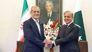 الرئيس الإيراني يبحث مع رئيس الوزراء الباكستاني جهود التوصل لاتفاق مع أمريكا