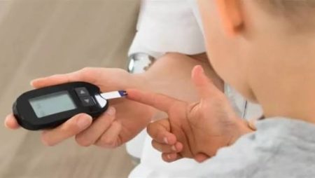 من البيت للمدرسة.. قواعد التعامل مع الطفل المصاب بالسكري والأمراض المزمنة