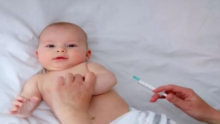 حقيقة نقص تطعيمات الأطفال.. الصحة توضح موقف التطعيمات الروتينية