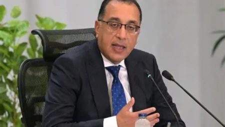 رئيس الوزراء يبحث مع محافظ البنك المركزي عددا من ملفات العمل المشتركة في إطار التنسيق الدوري المشترك مع البنك