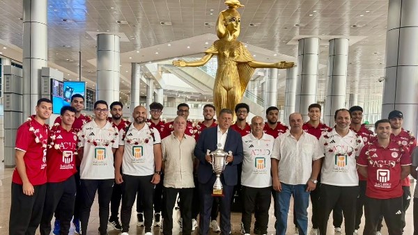 رئيس اتحاد اليد يستقبل بعثة منتخب الشباب أبطال أفريقيا بالورود