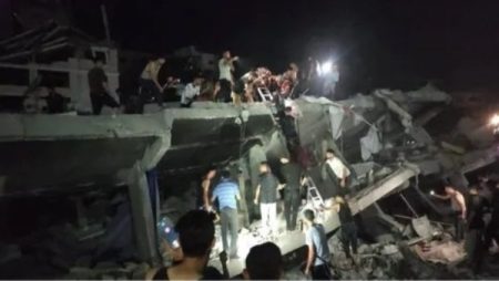 5 قتلى وعشرات المفقودين في انهيار مبنى سكني غرب قطاع غزة