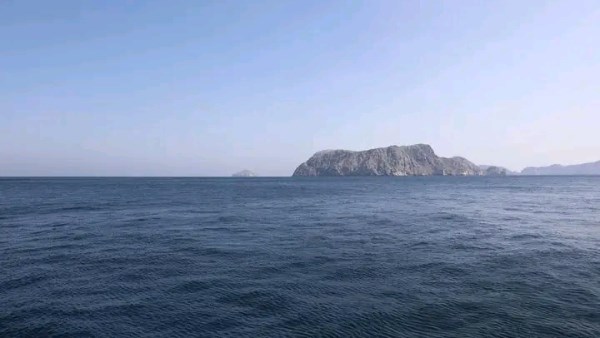 بيانات ملاحية: 4 سفن فقط عبرت مضيق هرمز أمس الثلاثاء