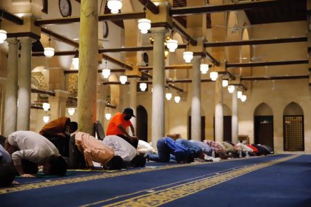 ماذا يفعل الإمام إذا قرأ آية سجدة في الصلاة السرية؟.. دار الإفتاء تكشف الحكم الشرعي
