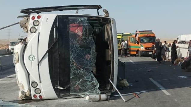 الأتوبيس اتقلب بيهم.. إصابة 17 طالبا في حادث بالقاهرة الجديدة