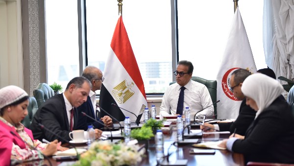 وزير الصحة يبحث آليات التوسع في خدمات رعاية مرضى الجلوكوما