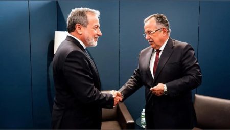 نبيل فهمي يبحث مع عباس عراقجي التداعيات الراهنة