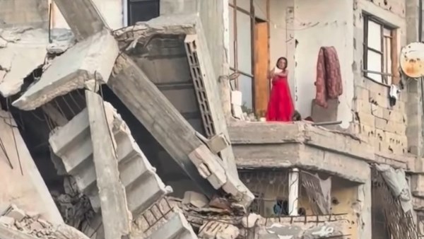 بفستان أحمر ورقصة بريئة .. طفلة من غزة تُواجه قسوة الدمار والركام بفرحة طفولية | شاهد