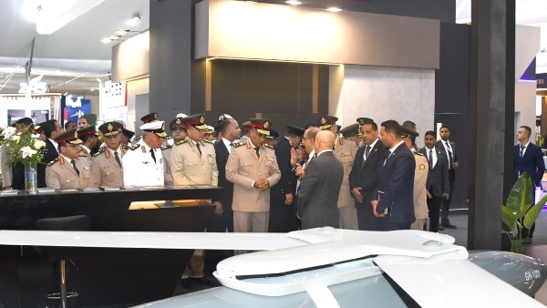 وزير الدفاع ورئيس الأركان يتفقدان أجنحة معرض العلمين الدولي للطيران والفضاء.. فيديو وصور