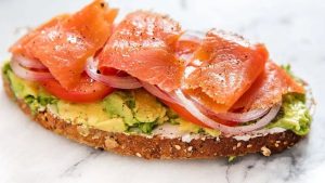 طريقة عمل ساندوتش السلمون الصحي مع الأفوكادو والبصل