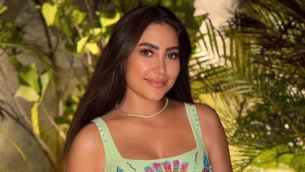 سعره 60 ألف جنيه.. بوسي تتألق بفستان أنيق
