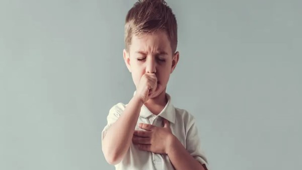 ابني بيكح طول الشتاء.. إمتى الكحة تبقى مقلقة؟.. استشارى أطفال يوضح