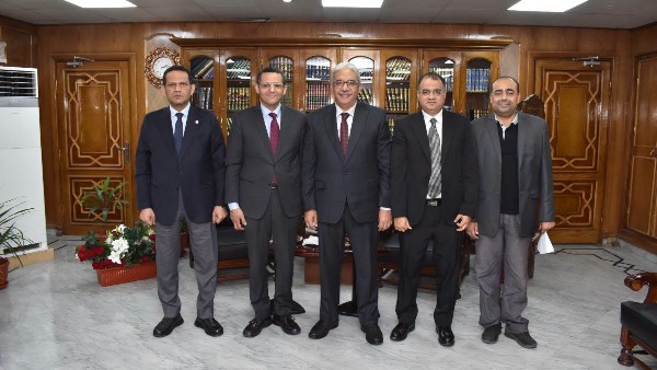 نقيب الصحفيين يزور رئيس جامعة الأزهر لبحث التعاون المشترك