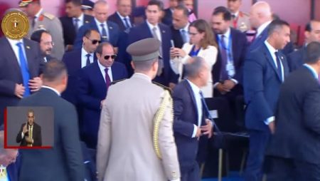 وصول الرئيس السيسي لافتتاح النسخة الثانية من معرض العلمين للطيران والفضاء| شاهد