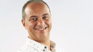بعض الألفاظ.. محمد هشام عبية يكشف تفاصيل اعتراض الرقابة على “عسل أحمر”| خاص