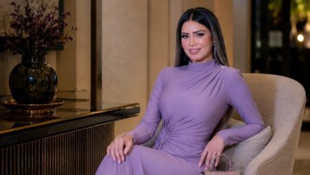 في جدة.. إيناس عز الدين تتألق بفستان موف في أحدث ظهور