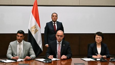 بالتعاون مع الصين.. مدبولي يشهد توقيع مذكرة تفاهم لإنشاء مصانع السيارات ووسائل النقل بمصر