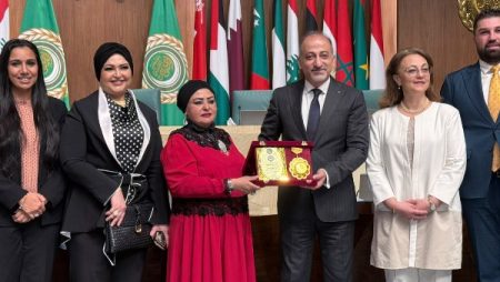 مجلس الشباب العربي يكرّم السفير مهند العكلوك بوسام “رواد العمل العربي المشترك”