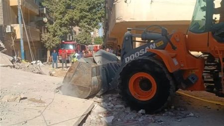 إجراء احترازي ..إخلاء المنازل المجاورة لعقار المنيا المنهار لحين رفع الأنقاض