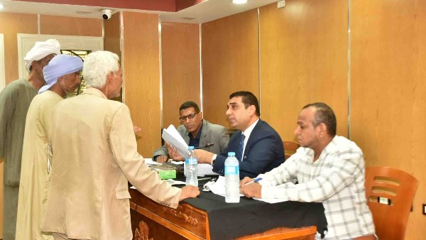 نائب محافظ الأقصر يستمع لمطالب 41 مواطنا ويوجه بسرعة بحث الشكاوى وحلها نائب محافظ الأقصر يستمع لمطالب 41 مواطنا ويوجه بسرعة بحث الشكاوى وحلها