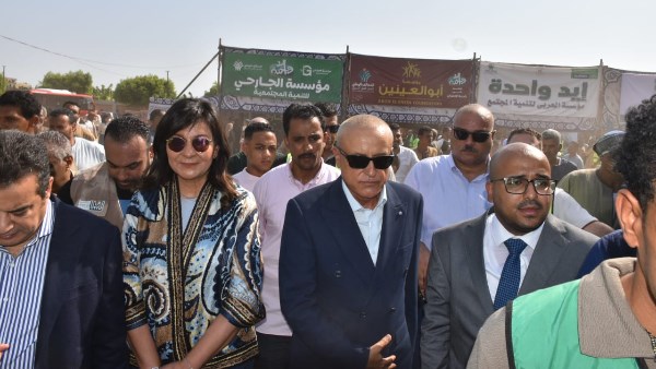 مؤسسة أبو العينين حاضرة بقوة.. محافظ الأقصر والسفيرة نبيلة مكرم وسط الأهالي في قافلة إيد واحدة بالطود