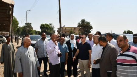 محافظ أسوان يتفقد الموقع المقترح لإنشاء إدارة إدفو التعليمية