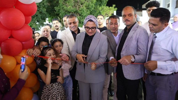 بالتزامن مع العام الدراسي.. محافظ الوادي الجديد تفتتح معرض «فرحة أولادنا»