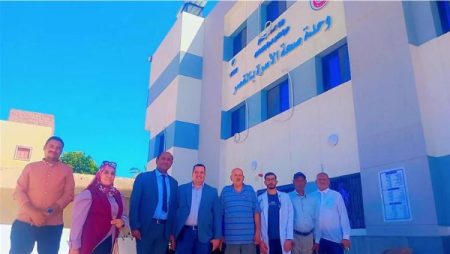 وكيل صحة الوادي الجديد يتفقد اللمسات النهائية بوحدة طب الأسرة الجديدة بالقصر