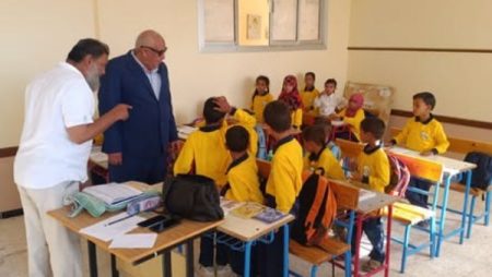 جولة ميدانية مفاجئة.. محافظ مطروح يتفقد مدرسة أبو مرزوق ببراني ويحفز التلاميذ