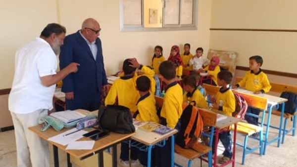 جولة ميدانية مفاجئة.. محافظ مطروح يتفقد مدرسة أبو مرزوق ببراني ويحفز التلاميذ