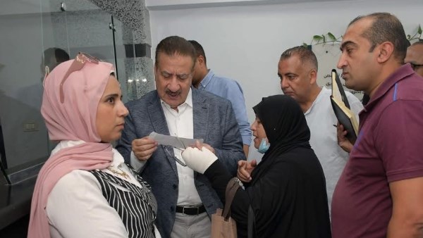 قطع جولته لتلبية ندائها.. محافظ بورسعيد يستجيب لاستغاثة مواطنة ويصطحبها إلى حي المناخ | صور