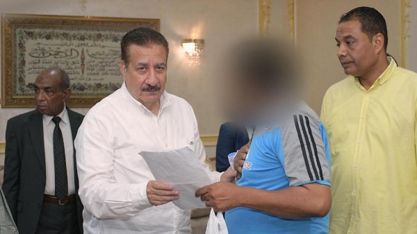 قبل بدء العام الدراسي.. محافظ بورسعيد يرسم بسمة على وجوه أولياء الأمور بعد توزيع حقائب وزي مدرسي ضمن «لقاءات الخير»|صور