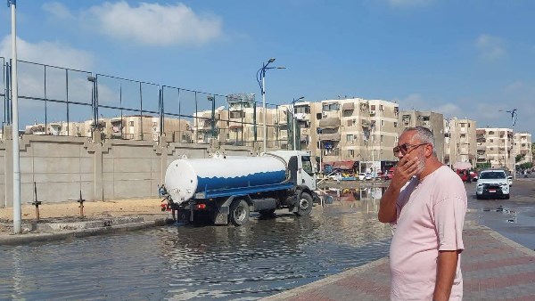 ضواحي بورسعيد يفعل خطة الكوارث بعد تسريب بخط الطرد في محطة صرف أم القرى