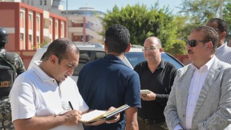 محافظ بورسعيد يتابع سير و معدلات العمل في مشروع تطوير منطقة منخفض التكاليف بمدينة بورفؤاد