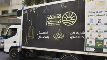 دعمًا للطلاب الأولى بالرعاية.. محافظ بورسعيد يتابع تجهيزات تسليم 400 زي مدرسي