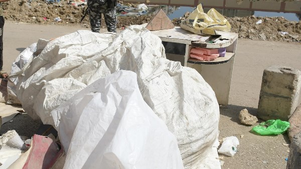 محافظ بورسعيد يوجه بالتحفظ على أحد النباشين ومصادرة أدواته للحفاظ على نظافة الشوارع