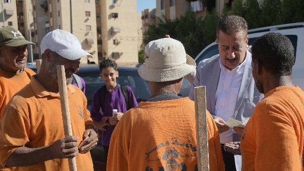 محافظ بورسعيد يلتقي عمال النظافة ويشيد بجهودهم في الحفاظ على المظهر الحضاري خلال جولته محافظ بورسعيد يلتقي عمال النظافة ويشيد بجهودهم في الحفاظ على المظهر الحضاري خلال جولته