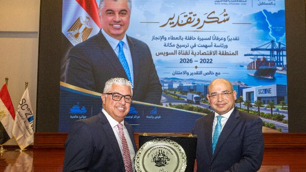 اقتصادية قناة السويس تستعرض إنجازات السنوات الأخيرة وتكرم الرئيس السابق للهيئة