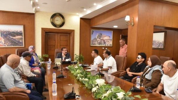 محافظ بورسعيد يناقش عددا من الملفات للنهوض بمنظومة التأمين الصحي والتأمينات الاجتماعية