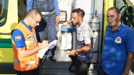 سائق ومسعف يعيدان 115 ألفا و625 جنيهًا وهاتفا بعد حـادث تصادم بالقليوبية.. صور
