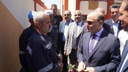 شاهد .. «إحنا مقدرين تعبكم».. محافظ الغربية يجري حوارا مع عمال النظافة في قطور