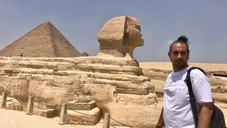 الظهور الأول لمسعد الصعيدي بطل واقعة التصدي لأجانب أساءوا إلى الأهرامات وأبو الهول.. صور وفيديو