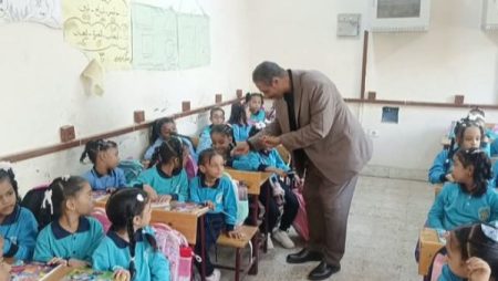 توزيع الحلوى على الطلاب في أول يوم دراسي بأسوان.. ومدير التعليم ببورسعيد يشارك طالبات مدرسة راهبات الفرنسيسكان طابور الصباح
