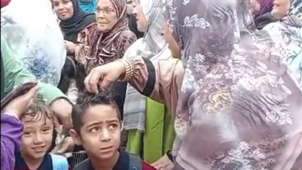 بعد تكريمهما من وزير التعليم.. ممر شرفي وطبل ومزمار لأستاذ نادر.. وأبلة صالحة تراجع مظهر الطلاب في أول أيام العام الدراسي