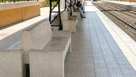 بين «حياة كريمة» والمحطات الرئيسية.. كيف جرى تطوير مقاعد انتظار الركاب بالسكك الحديدية؟