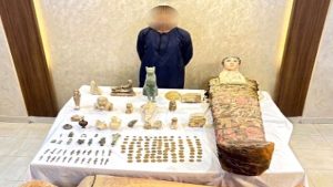توابيت وتماثيل.. العثور على 151 قطعة أثار بحوزة شخص بالمنيا| صور