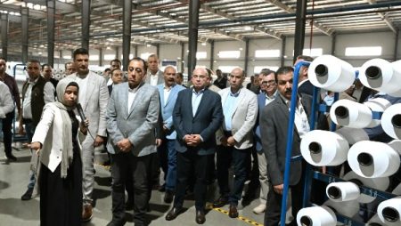 رئيس الوزراء يفتتح مصنعا لإنتاج خيوط البوليستر بالمنطقة الاقتصادية لقناة السويس