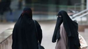 إيطاليا تحظر ارتداء البرقع والنقاب داخل المدارس